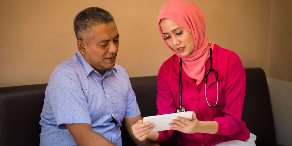 nurse shows patient how he can acess his health records